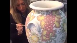 Decorazione di un orcio