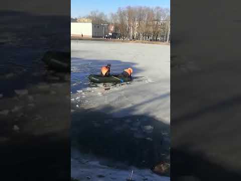 В городе Чудово погиб ребенок, который провалился под лед пруда