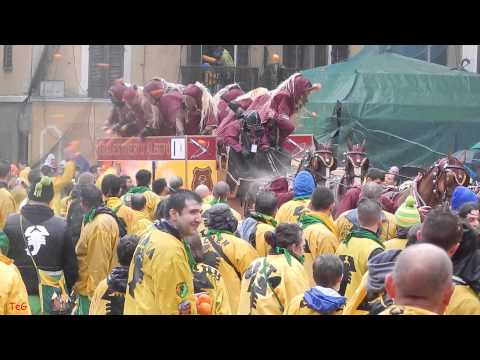 Battaglia arance piazza Ottinetti - 3 di 8 - Carnevale Ivrea 2014