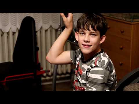 Lvíče Míša/ "Nebudu chodit, ale chci hrát hokej jako táta! Trenažér mi v tom pomůže."