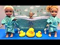 Bath time ! Elsa & Anna toddlers - soap bubbles - Barbie dolls