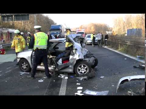 LKW rast in Stauende