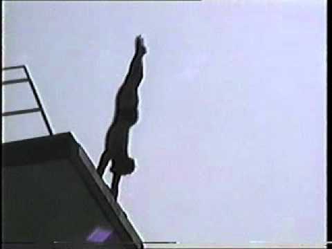 Handstand dreifach Salto vorwärts gehockt