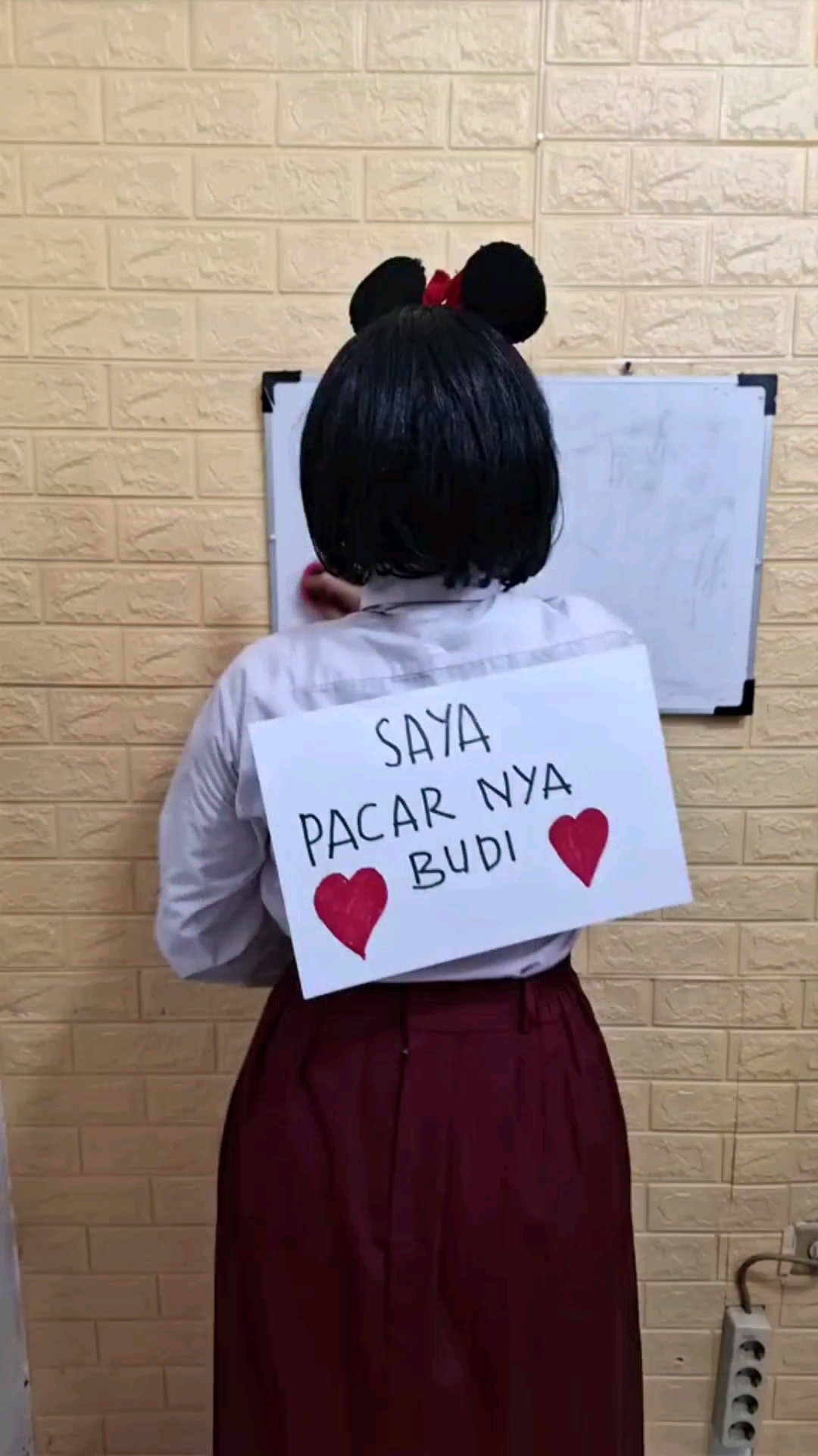 Suka isengin teman? Coba deh nempel tulisan di punggung mereka, seru banget! 😂✌️