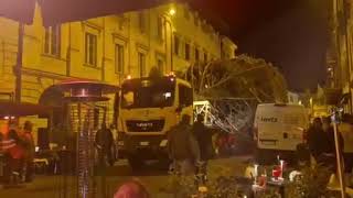 Trento, l’arrivo dell’albero di Natale da 16 metri: «È così grande che non passa per le strade»