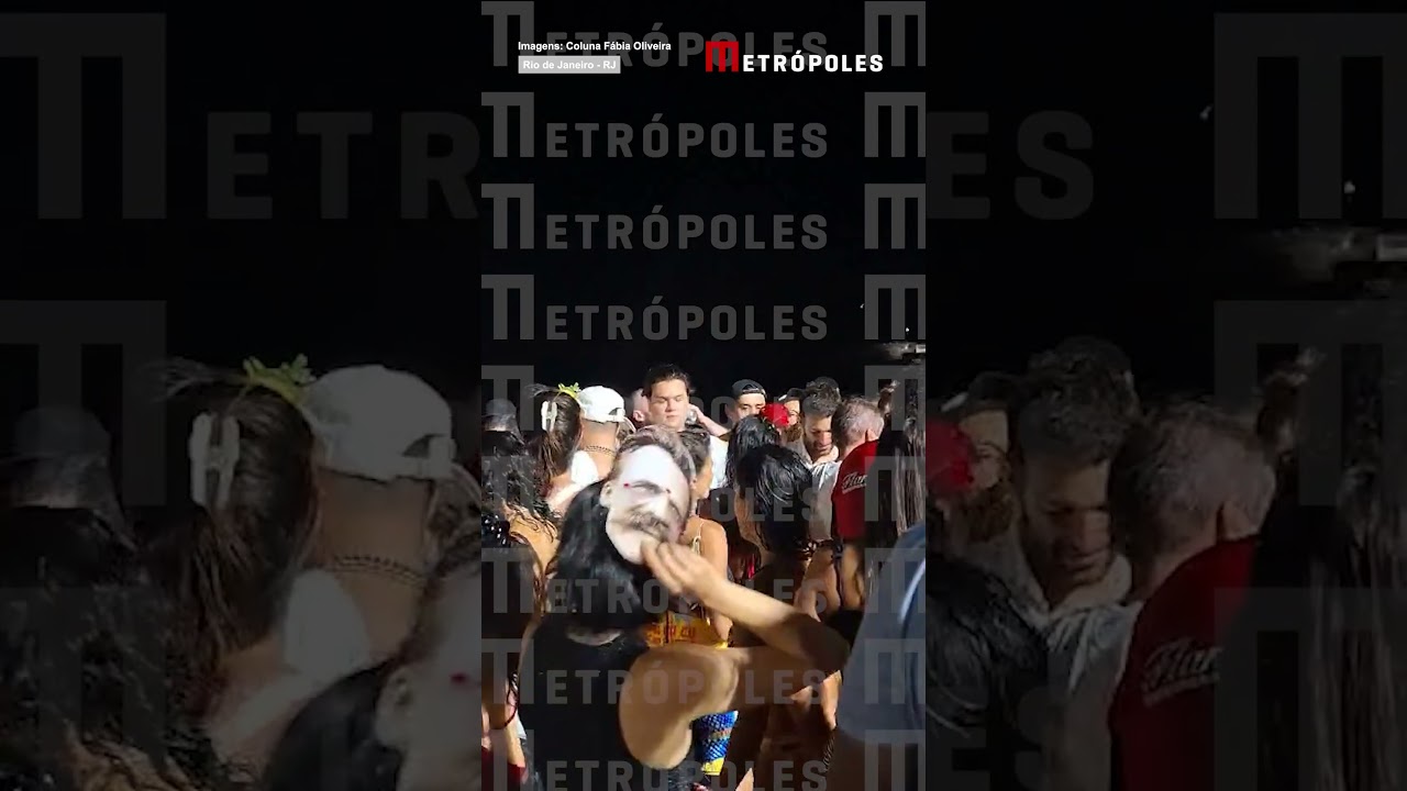 Humberto Carrão curte bloco carnavalesco na zona sul do Rio