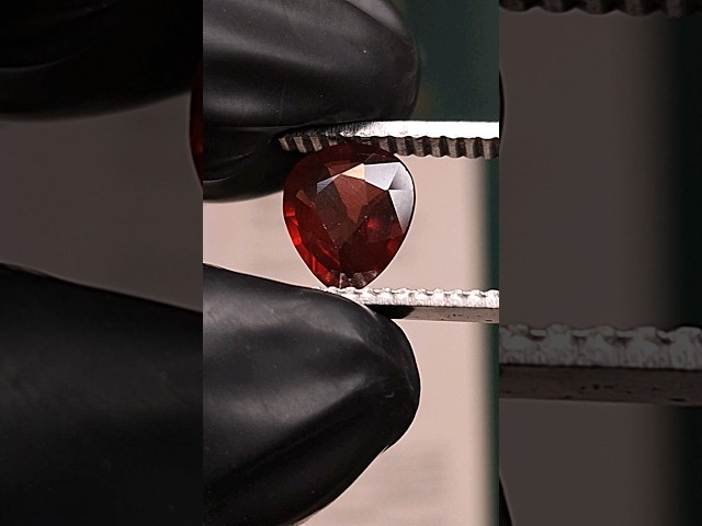 حجر رودولايت جارنت طبيعي بشهادة مختبر قصة الكمثرى