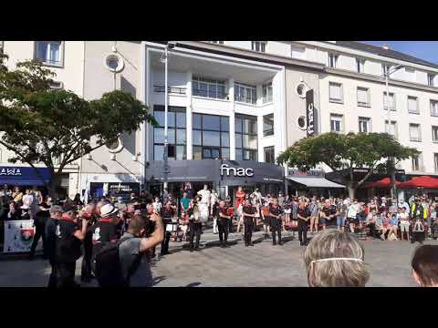 festival  interceltique  centre ville mini parade  cercle  de brizeux