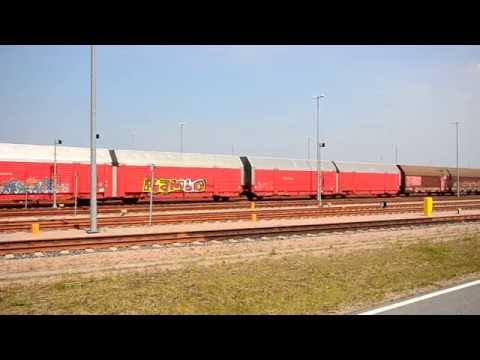 Wilhelmshaven JadeWeserPort: Autozug verlässt Vorstellgruppe