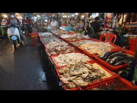 Cambodia Night Street Market Show - Daily Lifestyle of Vendors Selling Food Until Night @Chhouk Meas