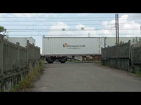 Il TRENO DELLO ZUCCHERO in transito nel passaggio a livello di via Pisani Dossi