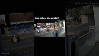 Baru belajar bawa motor||Jadinya nabrak?#tiktok  #fyp #shorts #viral