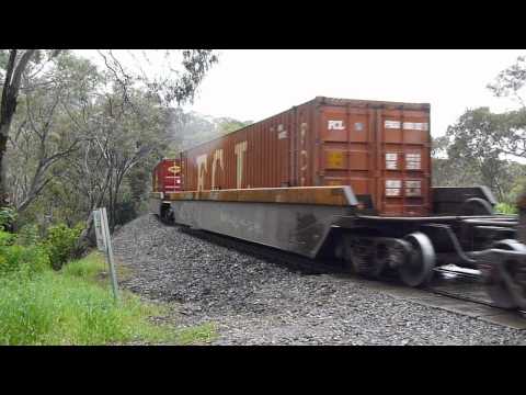 Pacific National late running train 5MP5 at Fosters Corner