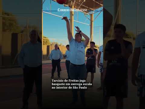 TARCÍSIO DE FREITAS JOGA BASQUETE EM ENTREGA ESCOLA NO INTERIOR DE SÃO PAULO