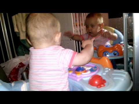 Jennifer entdeckt den Spiegel