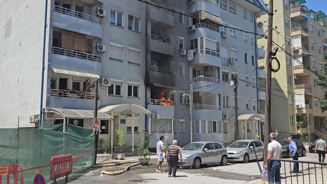 Пожар во станбена зграда веднаш до свлечиштето во Центар (видео)