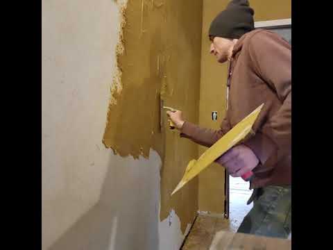Using your Trowel applying clay plaster on drywall