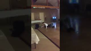 faze tari trage scaunul de sub un prieten