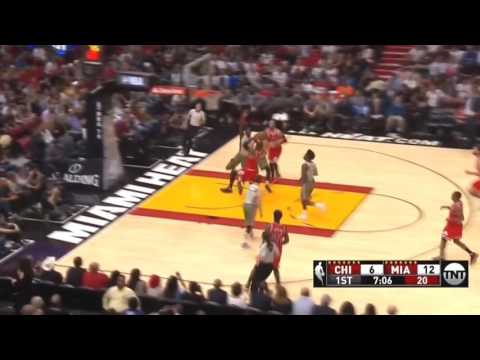 Robin Lopez blocks Whiteside, Dwyane Wade finishes on the other end - Bulls @ Heat 11/10/2016