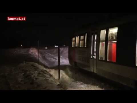 Nahverkehrstriebwagen der Almtalbahn blieb wegen Schneeverwehungen stecken