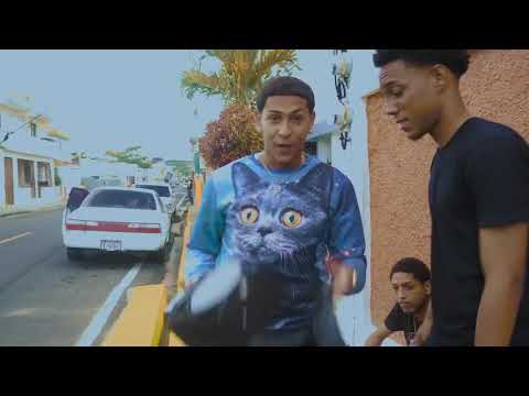 Melany RS Freestyle se cura en el detrás de cámara