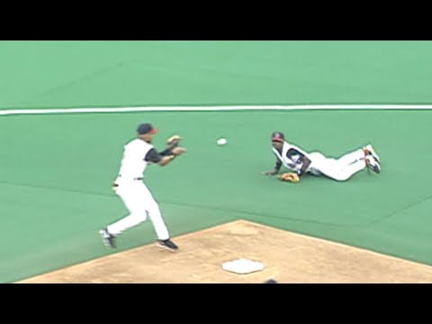 PHI@CIN: Reese, Larkin combine for nifty double play