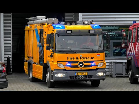 TS 28-4131 Militaire Brandweer Vliegbasis Woensdrecht rijdt met blauwe zwaailichten voor een showtje
