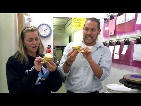 WBKR's Chad Benefield and Jaclyn Graves Sample the Nashville Kat Cupcake at The Cup Cakery