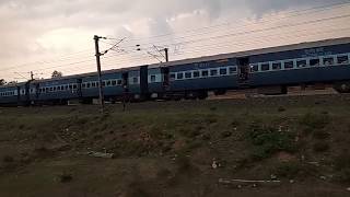 preview picture of video '18102 Muri Express  VS 18310 JAT Sambhalpur Express Overtaking to each other'