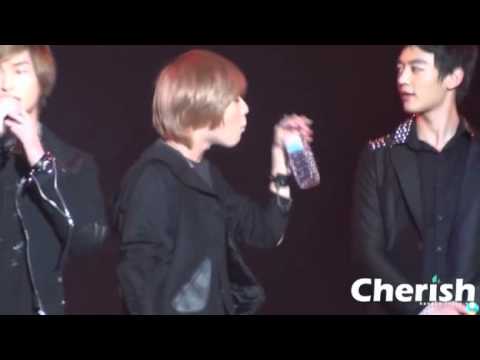 101128 Cute baby Taemin drinking water @ GS25 Love Concert