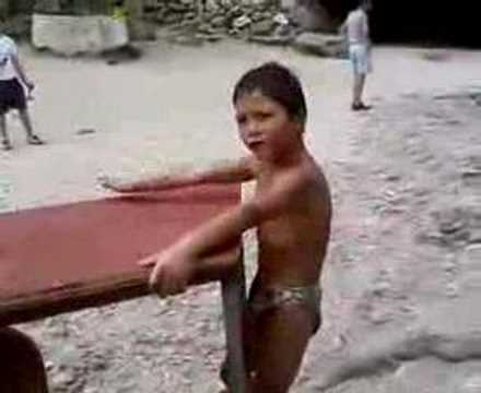 Rambo mali pjeva haha