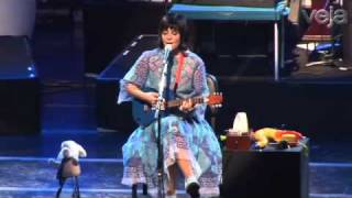 Pato Fu toca "Rock And Roll Lullaby"