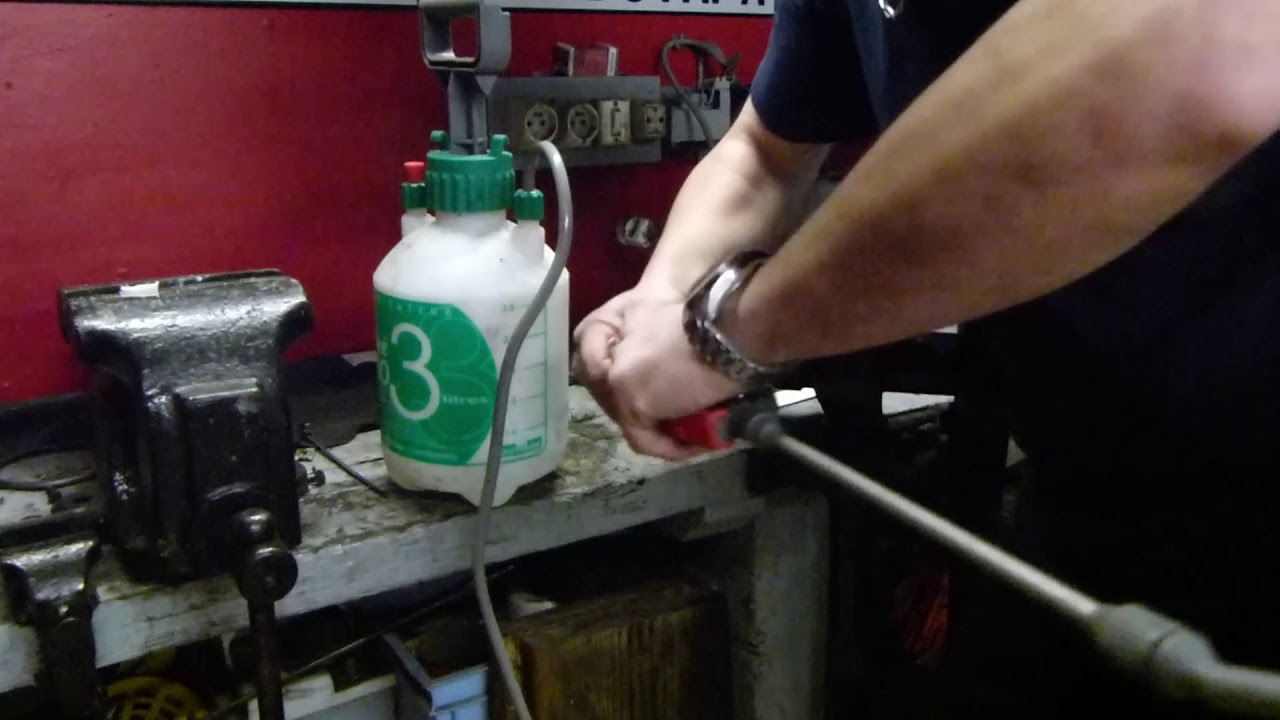 Pulvériser de l'anti mousse sans monter sur le toit