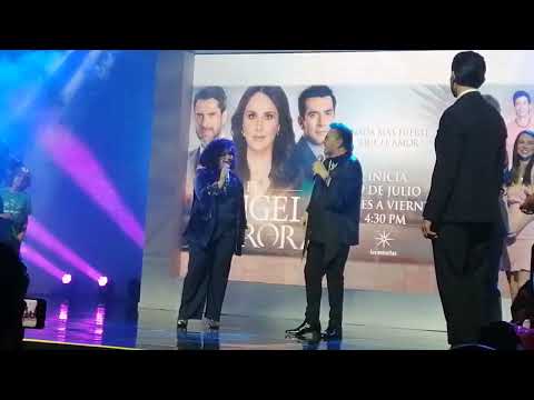 Lucero Mijares y Mijares cantando el Tema Oficial de la telenovela El Ángel de Aurora