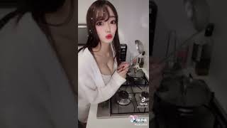 【おっぱい】 tiktok 可愛いダンス これで料理を作られたら、イチコロかもｗ
