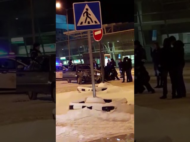 Челнинец на машине влетел на территорию аэропорта Казани и протаранил терминал