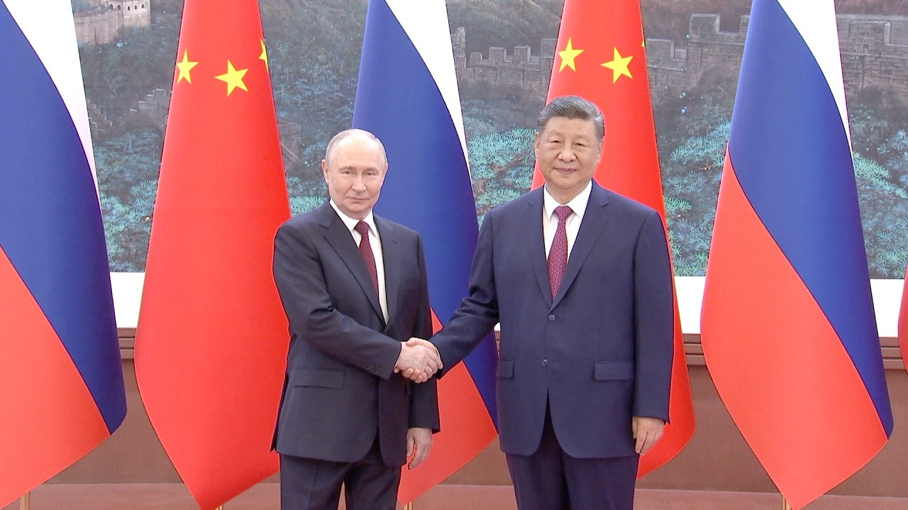 Xi Jinping y Vladímir Putin se estrechan la mano y posan para una foto