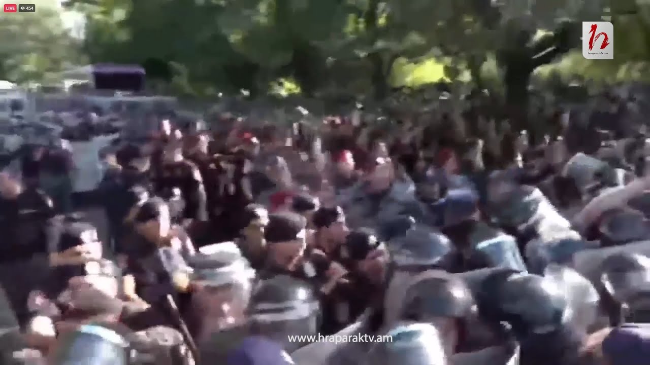 «Խի՞ ես խփում, արա', մի' արեք». կարմիր բերետավորները քաշքշում են Շարժման մասնակիցներին