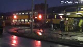 preview picture of video 'Intercitytrein vermorzeld auto bij station Driebergen-Zeist - 12 jan 2011 / Car hits by train'