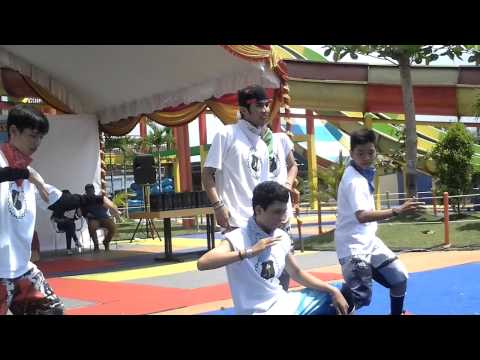 [130922] FLASH - Hello(SHINee)+Crash(B.A.P)+What's Happening(B1A4) at WaterBoom Banjarmasin