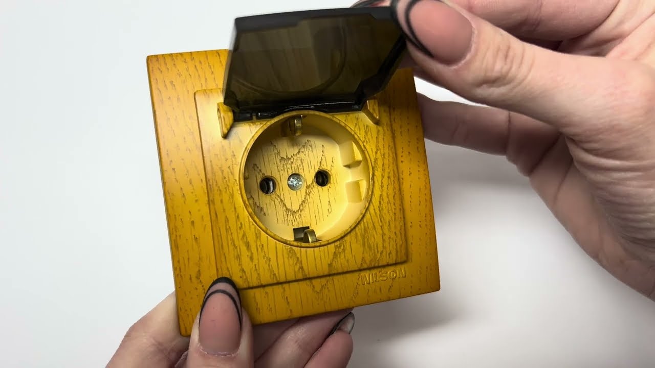 Розетка одинарна з з/з та кришкою NILSON Touran дуб 24251018