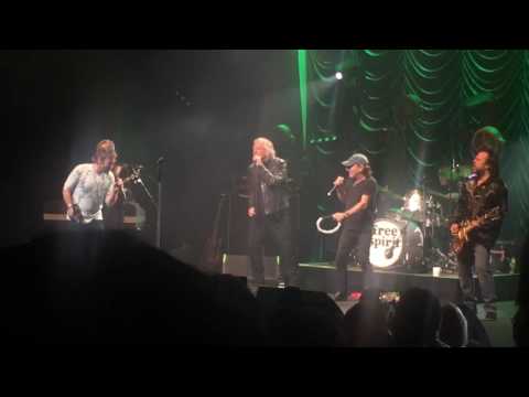AC/DC's Brian Johnson And Robert Plant Do Surprise Live Jam