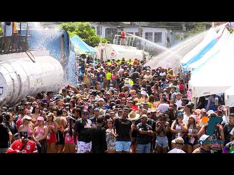 Hundreds of people enjoy the first day of water fights at the Rumba Wawancó Carnival