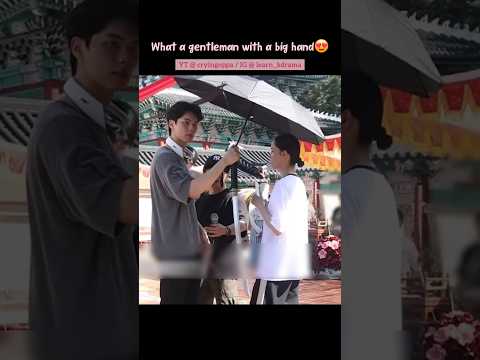 Chaemin holding an umbrella for Yoona #bonappetityourmajesty behind the scenes #tyrantchef #leech...