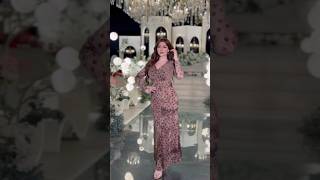 فستان بني بتفاصيل هندسية وأزرار خصر ذهبية