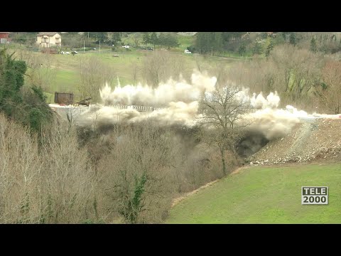 Spectacular collapse of the Amelia Bridge on Monte Cerignone