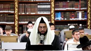 הרב נתנאל סנדרו בוחניק שליט"א - מעמד אמירת הסליחות (הרב נתנאל סנדרו בוחניק) - התמונה מוצגת ישירות מתוך אתר האינטרנט יוטיוב. זכויות היוצרים בתמונה שייכות ליוצרה. קישור קרדיט למקור התוכן נמצא בתוך דף הסרטון