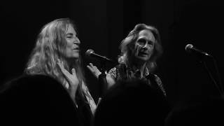 CAN T HELP FALLING IN LOVE (Elvis cover) Patti Smith / Lenny Kaye live@DeDuif Amsterdam 29-5-2018