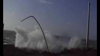 preview picture of video 'vagues sur la digue de boulogne sur mer le 12 mars 2008'