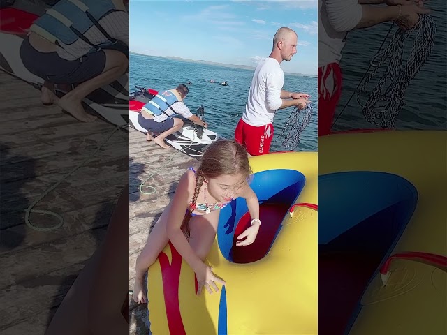 Милана Хаметова на Море в моднячем купальнике играется с ватрушкой
